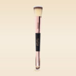 Brocha Duo - Brocha de maquillaje con dos cabezales para aplicación precisa de productos en polvo y líquido.