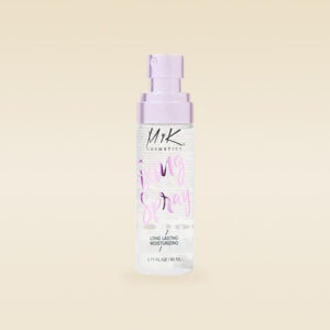 Nuestro Fixing Spray garantiza un brillo duradero y una hidratación prolongada.